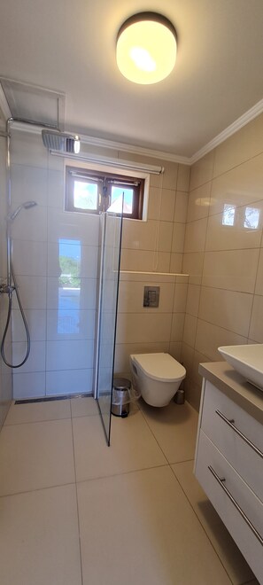 Dusche, Haartrockner, Handtücher, Seife