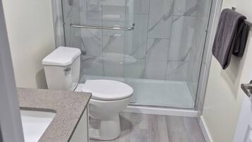 Douche, séchoir à cheveux, serviettes fournies, papier de toilette