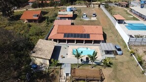 A residential property with a swimming pool, solar panels, and a fenced yard. - Naldinho's Farm (Mairinque)