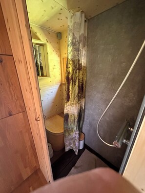 SĂšche-cheveux, serviettes fournies, savon, papier toilette