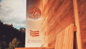 A wooden structure with a sign reading "ZINIPI". - Zinipi Lodge at the Oldtimer near Amberg (Ursensollen)