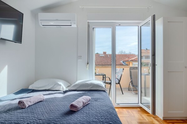 1 bedroom, desk, free WiFi, bed sheets - Cozy studio apartment only 550 meters to the sandy beach (Medulin)