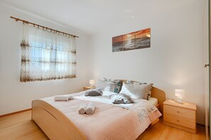 3 bedrooms, desk, free WiFi, bed sheets