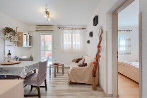 Living area - Charming apartment with heated private pool, barbecue, baby crib, barbecue, WiFi (Fazana)