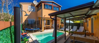 Charming apartment with heated private pool, barbecue, baby crib, barbecue, WiFi