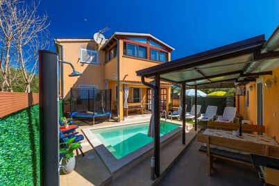 Charming apartment with heated private pool, barbecue, baby crib, barbecue, WiFi