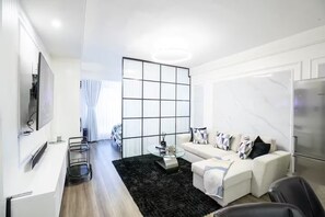 Living area - Modern Retreat, Infinity Pool, Gym Yaya Center (Nairobi)