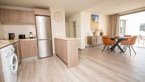 Kühlschrank, Mikrowelle, Ofen, Geschirrspüler