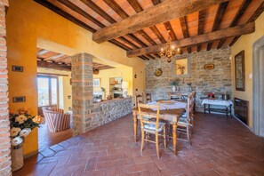 Superior Villa | Dining room