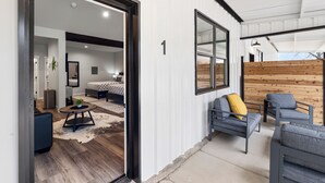 Un intérieur moderne avec un mur en bois, un canapé et un lit.