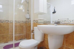 Haartrockner, Handtücher, Seife, Toilettenpapier