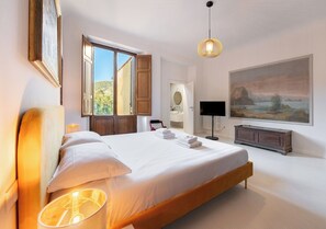 4 dormitoris, escriptori i planxa i posts de planxar 