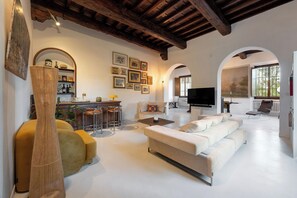 TV connectée, cheminée, livres, écrans d'ordinateur