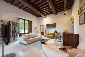 Televisor intel·ligent, llar de foc, llibres i pantalles d'ordinador 