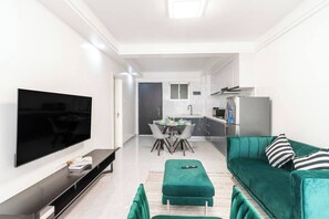 Living area - Executive 2BR Stunning Views ,Golf Simulator & Gym (Nairobi)