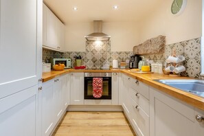 電子レンジ、オーブン、食器洗い機、ハイチェア