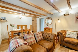 TV, fireplace - 2 Bed in Ponsworthy (oc-s30706) (Ponsworthy)