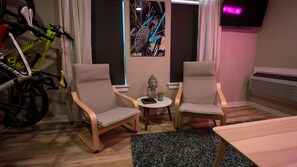 #1, Devils Den Double Suite | Oppholdsområde | En 42-tommers smart-TV med digitale kanaler samt peis og Netflix