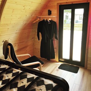 42-吋智慧型電視、數位頻道、壁爐、Netflix