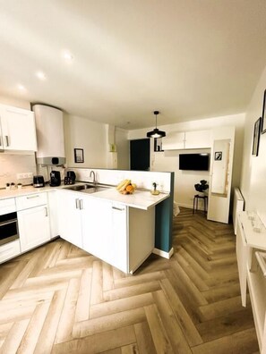 Fridge, microwave, stovetop, coffee/tea maker - Apartment 6 - LE STUDIO GUSTAVE (Montreuil)