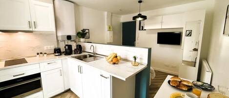 Een koelkast, een microgolfoven, een kookplaat