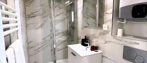 Shower, hair dryer, towels