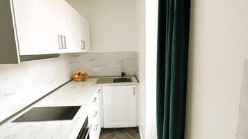 Refrigerador, microondas, parrilla de estufa y cafetera y tetera