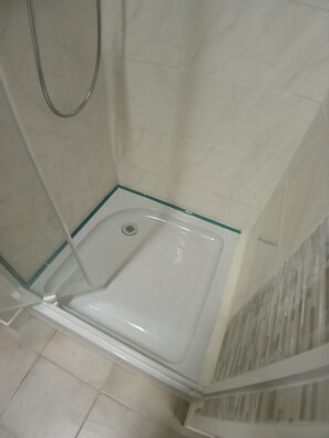 Regadera, toallas, jabón, papel de baño 