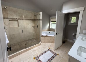 Shower, jetted bath, hair dryer, towels - Lodge House (Arlington)