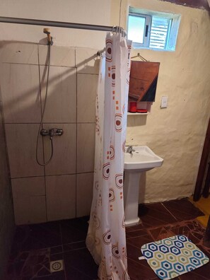 Sèche-cheveux, serviettes fournies, savon, papier toilette