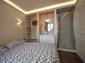 2 室のベッドルーム、アイロン / アイロン台、インターネット、ベッドシーツ