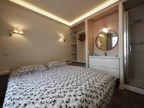 2 bedrooms, iron/ironing board, internet, bed sheets