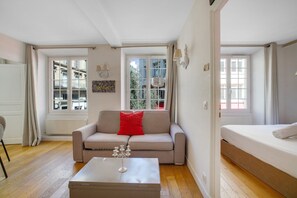 A room with a sofa, a bed, a table, and a window. - Paris Louvre Bourse city center (Paris)