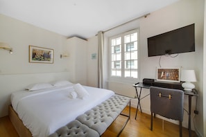 2 bedrooms, iron/ironing board, internet, bed sheets