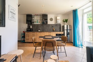 Una cocina moderna con armarios de madera, una mesa redonda y sillas.