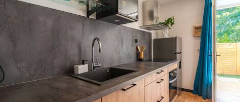 Een koelkast, een microgolfoven, een oven, een kookplaat