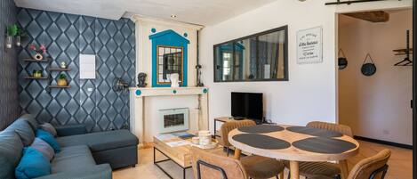 TV, fireplace, video games, DVD player