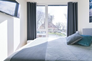 2 Schlafzimmer, Schreibtisch, Bügeleisen/Bügelbrett, Reisekinderbett