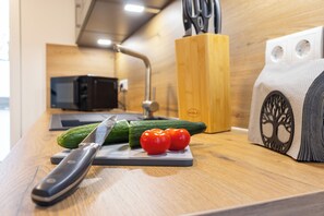 Een koelkast, een microgolfoven, een oven, een kookplaat