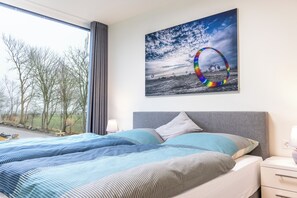 2 slaapkamers, een bureau, een strijkplank/strijkijzer, reisbedje