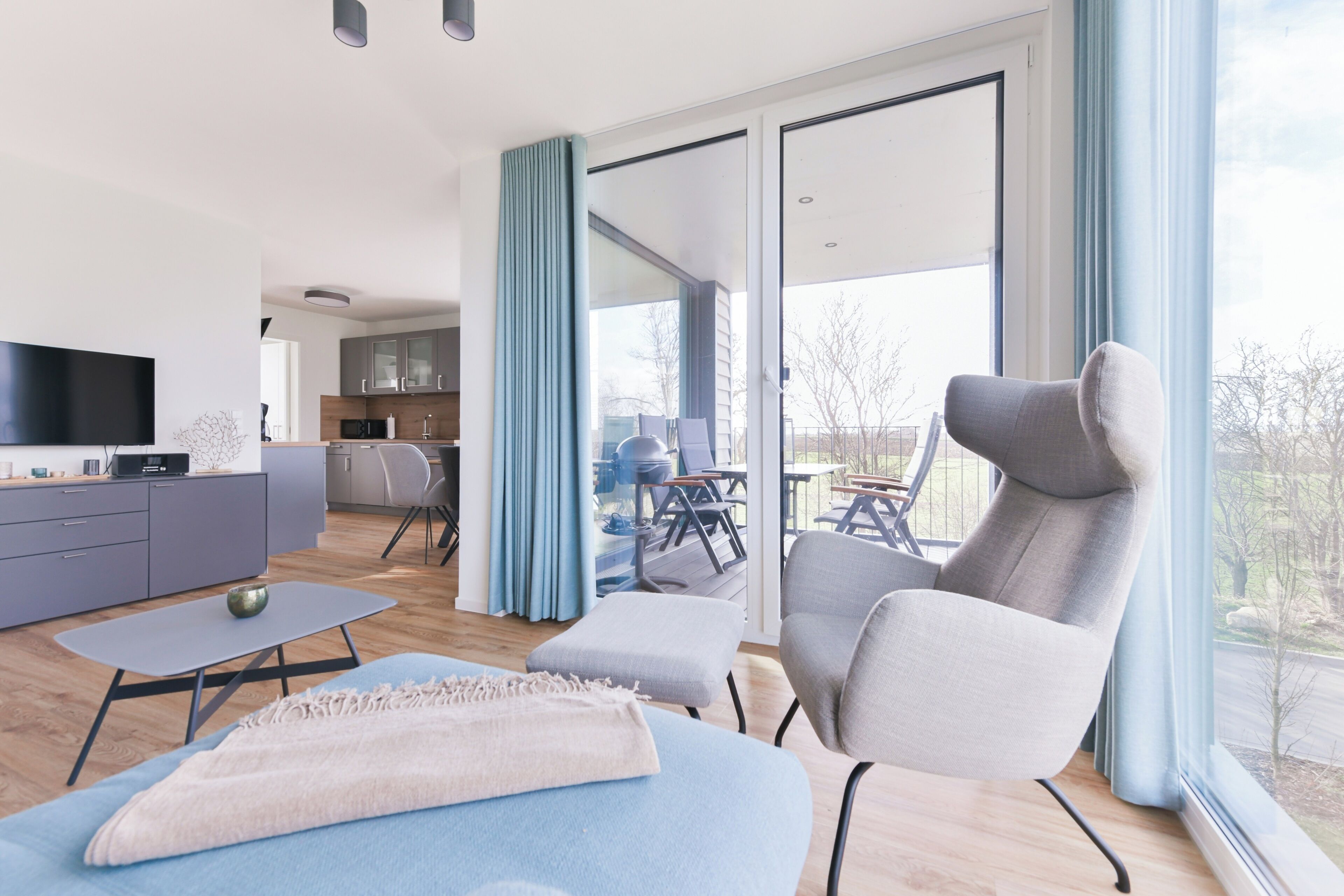 Téléviseur, livres, chaîne audio