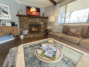 Smart TV, fireplace, books - Sugar's Edge Luxury Mountain Treehouse with AirCon (Sugar Mountain)