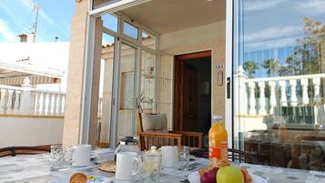 Rumah, 2 kamar tidur, akses difabel, patio | Ruang makan