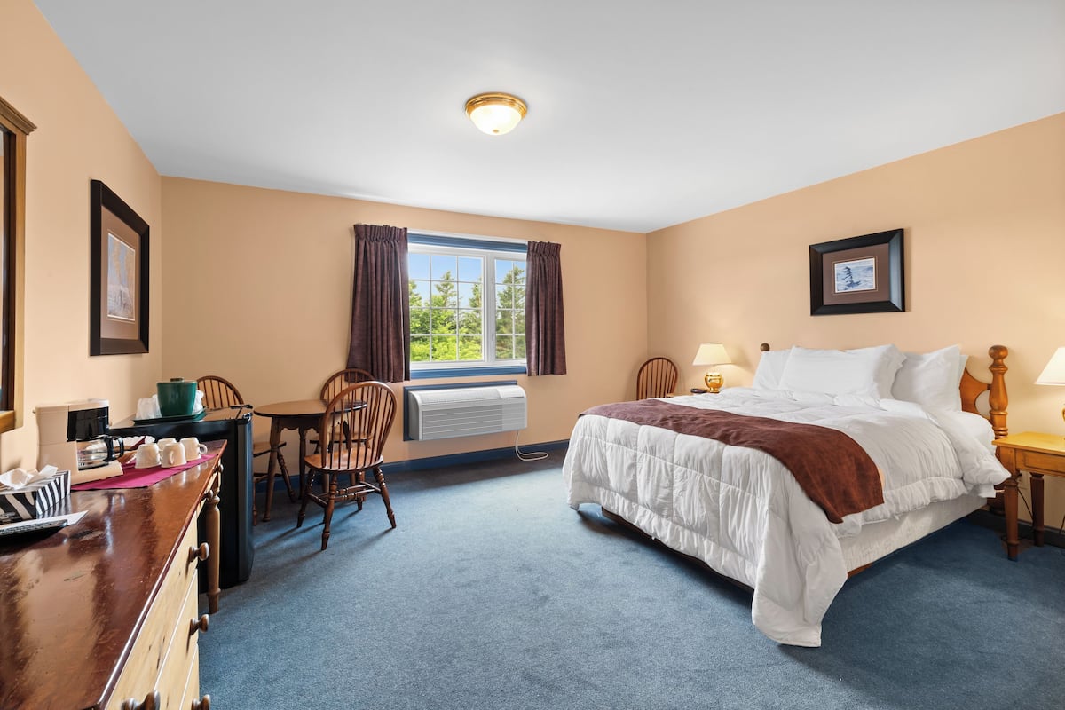 Chambre Simple, 1 grand lit, vue jardin | 1 chambre, fer et planche Ă repasser, Wi-Fi gratuit, draps fournis