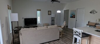 Hangar Hideaway - Stay at a grass runway