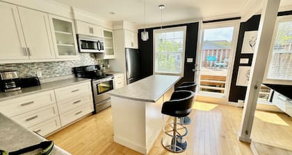 Cozy, Relaxing, Center City Retreat with Private Rooftop Deck!
