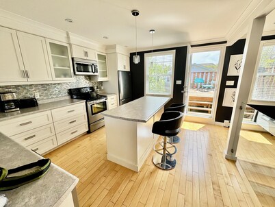 Cozy, Relaxing, Center City Retreat with Private Rooftop Deck!