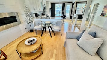 Smart TV, lareira, livros