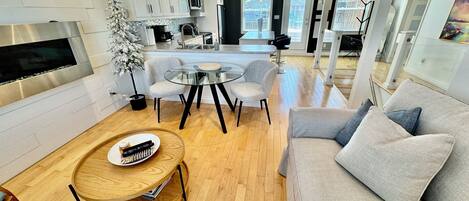 Älytelevisio, takka, kirjoja