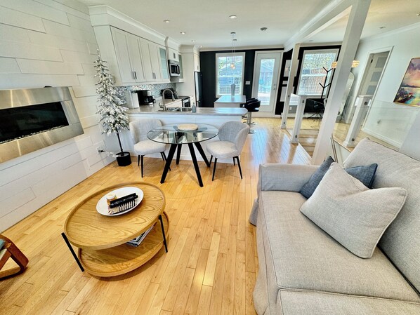 TV connectée, cheminée, livres